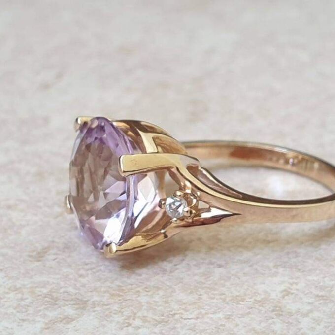 Pale Amethyst and White Topaz Ring in 9ct Gold, a UK K 1/2 or a US 5 3/4