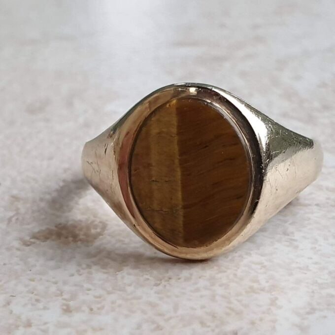 Tigers Eye Signet Ring in 9ct Gold, a UK P 1/2 or a US 8