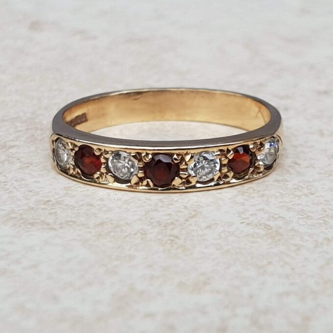 Pretty Red and White Paste Stone Ring in 9ct Gold, a UK L 1/2 or a US 6 1/4.