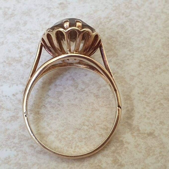 Oval Pale Quartz Ring in 9ct Gold, a UK O or a US 7 1/2