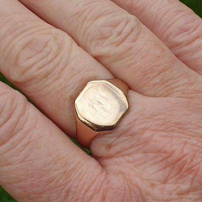 Simple Signet Ring in 9ct Gold.