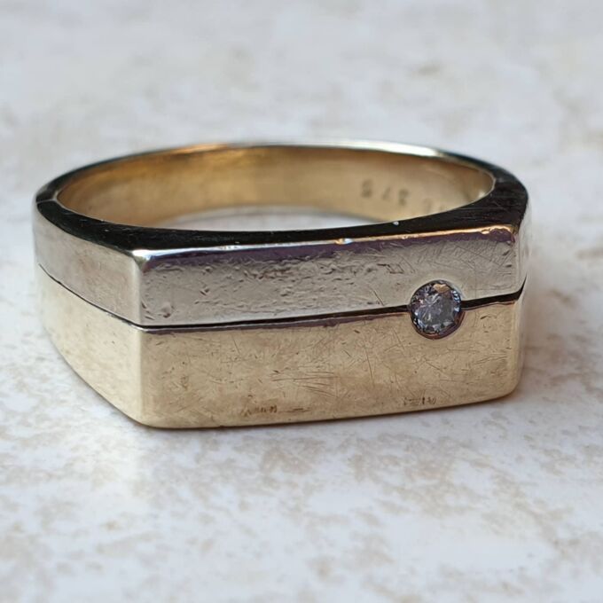 Oblong Diamond Set Signet Ring in 9ct Gold, a UK O 1/2 or a US 7 1/2