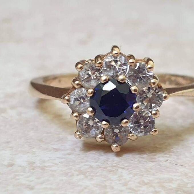 Synthetic Sapphire and Spinel Daisy Ring in 9ct gold, a UK M 1/2 or a US 6 3/4