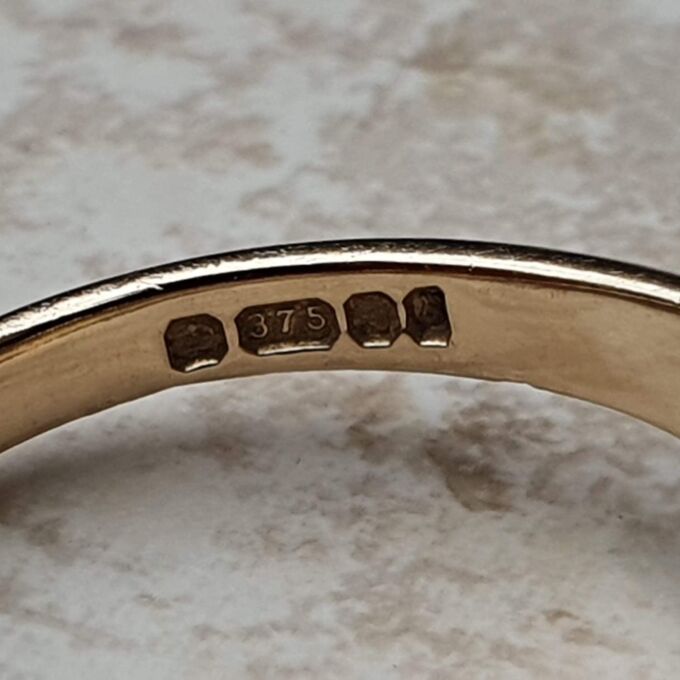 Heart Signet Ring in 9ct Gold, a UK L 1/2 or a US 6 1/4