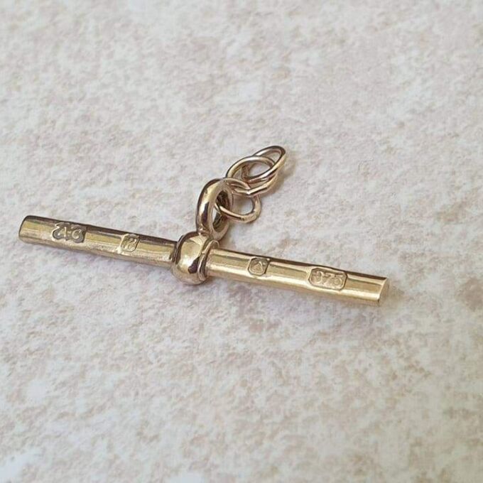 Feature Hallmark T Bar in 9ct Gold