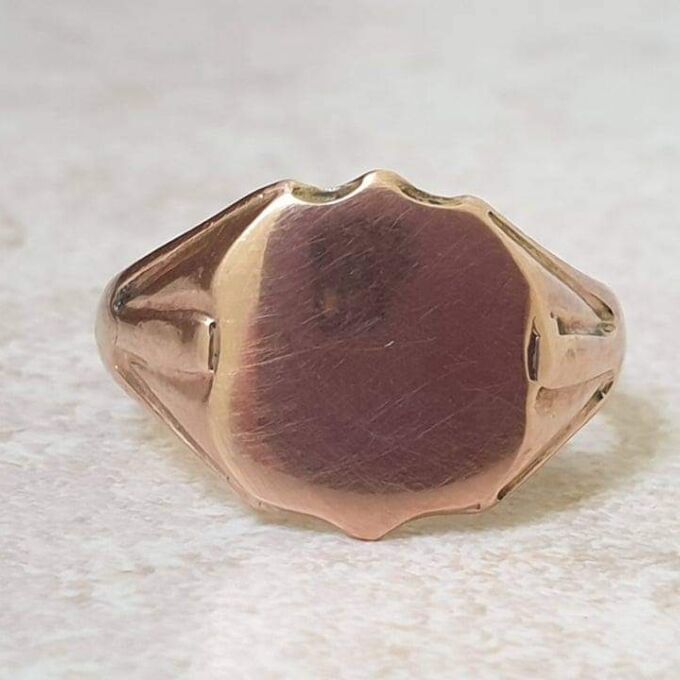 Antique Shield Ring in 9ct Gold.