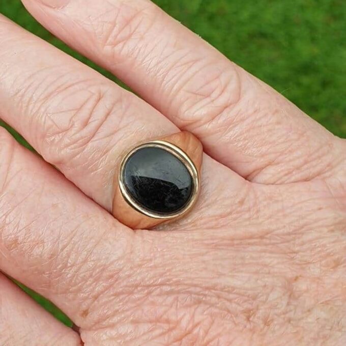 Onyx Signet Ring in 9ct Gold, a UK O or a US 7 1/2