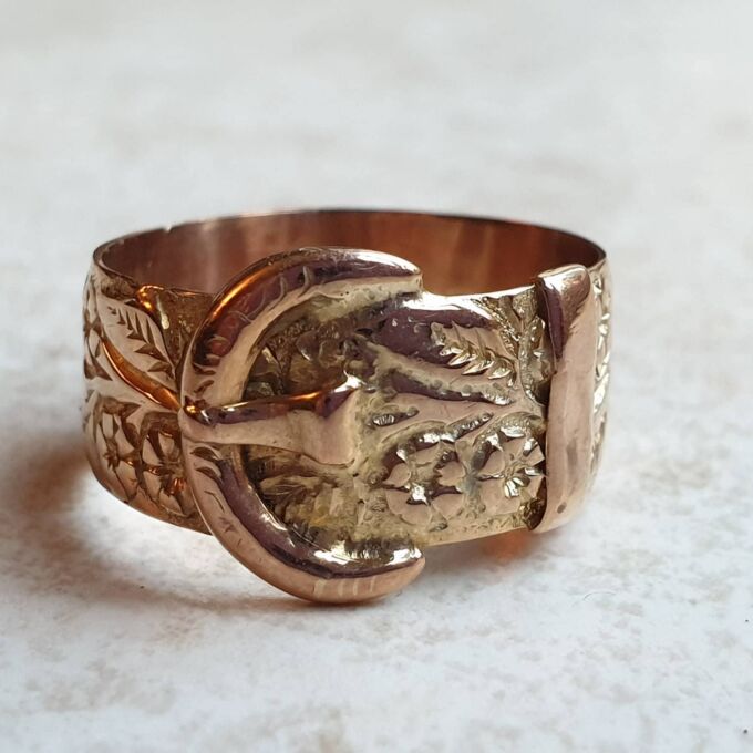 Beautiful Ornate Buckle Ring in 9ct Gold, a UK O 1/2 or a US 7 1/2.