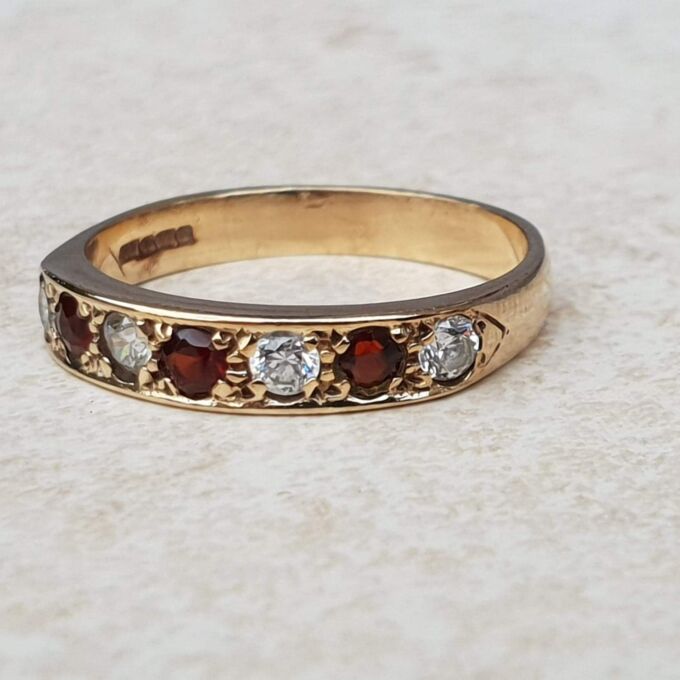 Pretty Red and White Paste Stone Ring in 9ct Gold, a UK L 1/2 or a US 6 1/4.