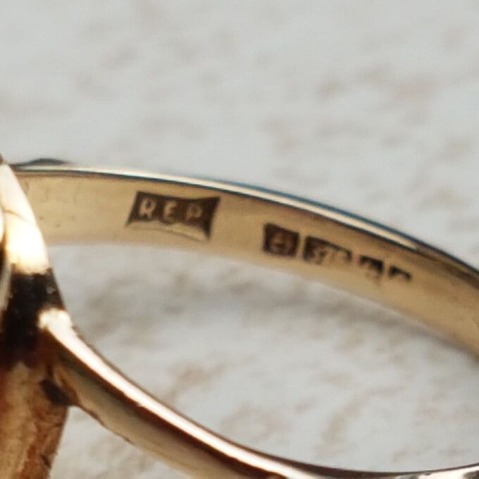 Lovely Lapis Lazuli Solitaire Ring in 9ct Gold, a UK L 1/2 or a US 6 1/4.