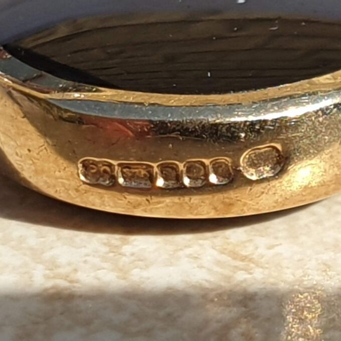 Ornate Double Sided Agate and Onyx Spinner Fob in 9ct Gold.