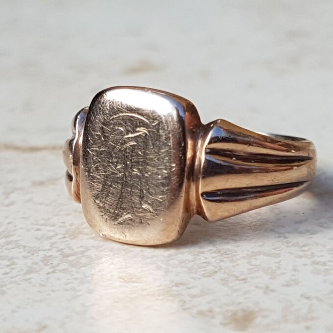 Adorable Antique Signet Ring in 9ct Rose Gold, a UK R 1/2 or a US 9 1/4.