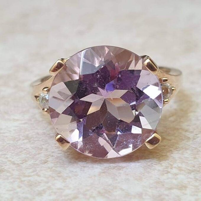 Pale Amethyst and White Topaz Ring in 9ct Gold, a UK K 1/2 or a US 5 3/4