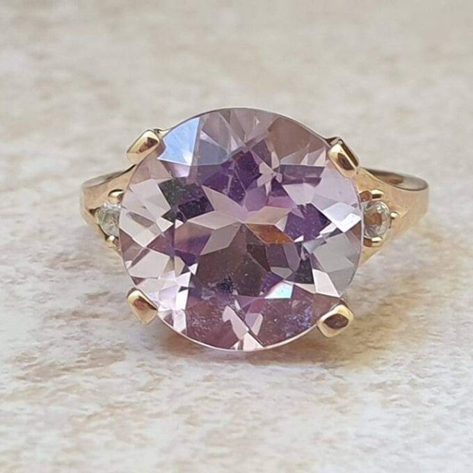 Pale Amethyst and White Topaz Ring in 9ct Gold, a UK K 1/2 or a US 5 3/4