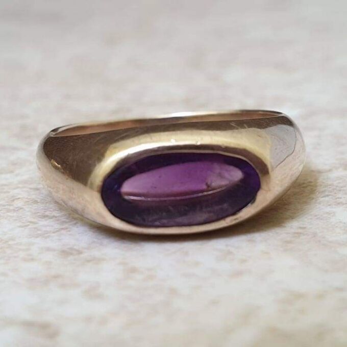 Oval Amethyst Signet Ring in 9ct Gold, a UK H 1/2 or a US 4 1/4