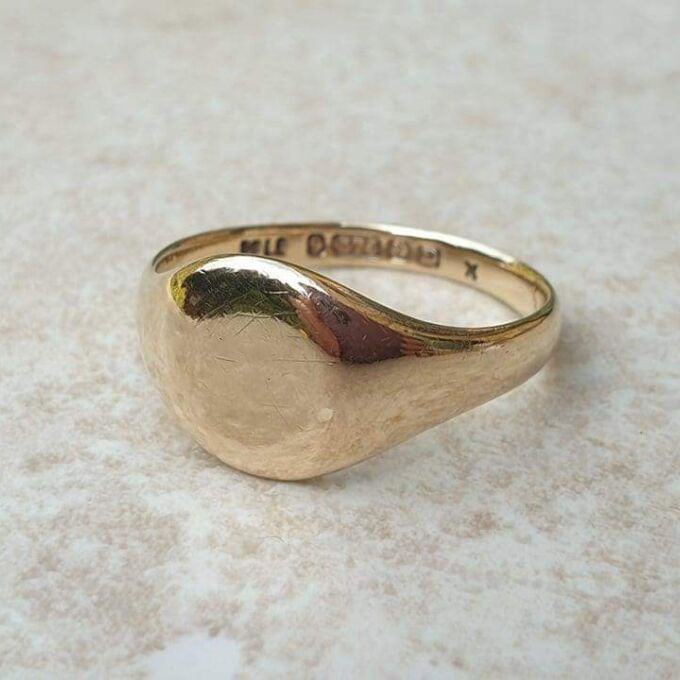 Classic Plain Signet Ring in 9ct Gold, a UK S or a a US 9 1/4