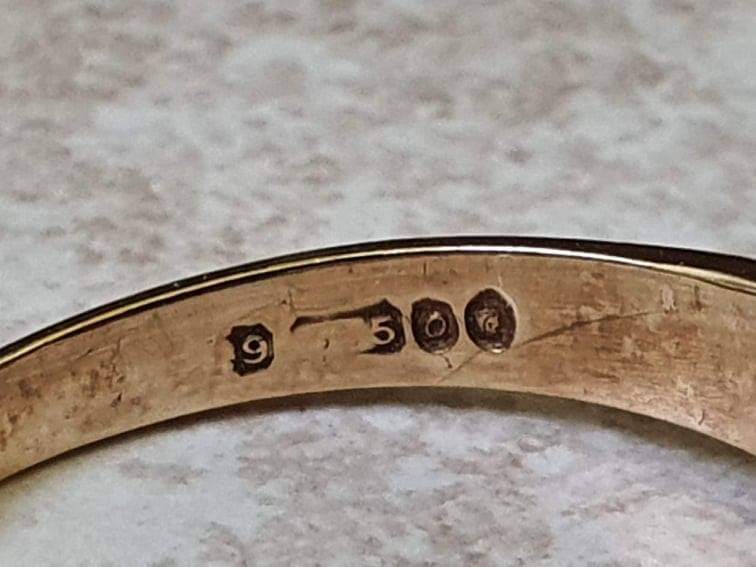 Five Stone Garnet Ring in 9ct Gold.