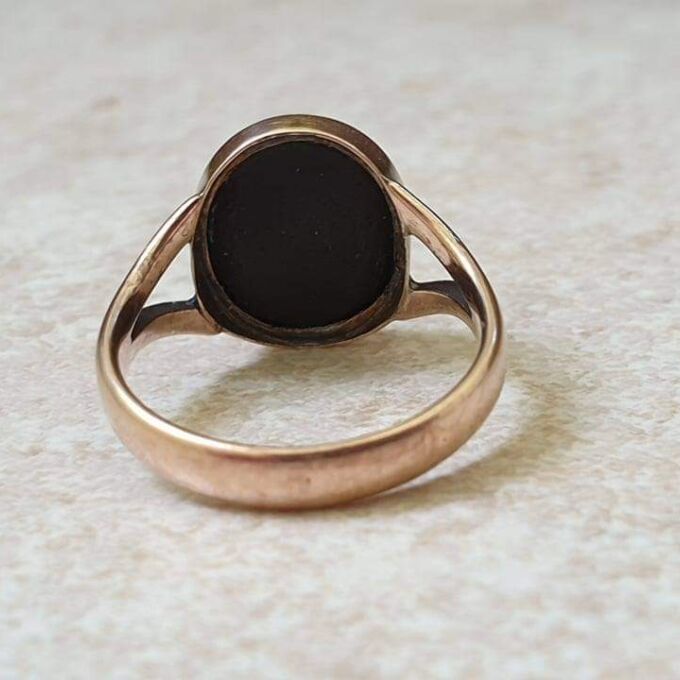 Onyx Solitaire Ring in 9ct Gold, a UK G or a US 3 1/2