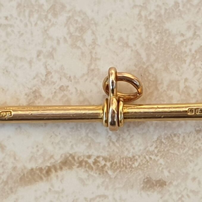 Simple T Bar in 9ct Gold
