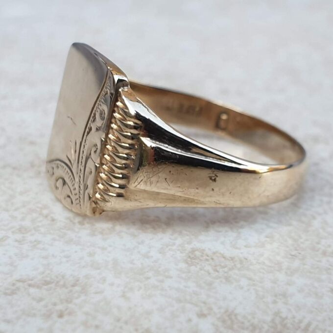 Part Engraved Signet Ring in 9ct Gold,  a UK S or a US 9.