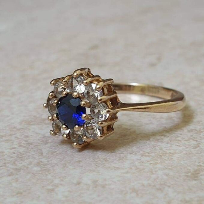 Synthetic Sapphire and Spinel Daisy Ring in 9ct gold, a UK M 1/2 or a US 6 3/4