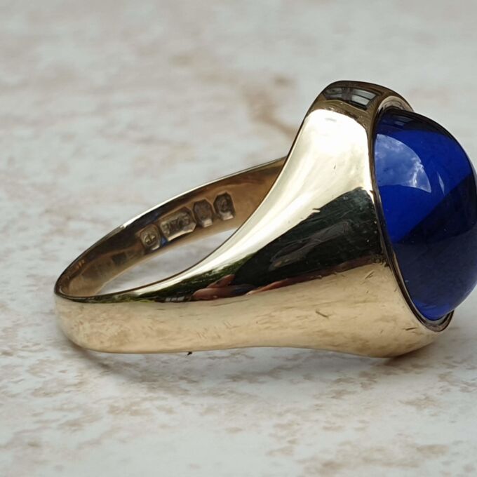 Synthetic Sapphire Cabochon Signet Ring in 9ct Gold, a UK P 1/2 or a US 8.