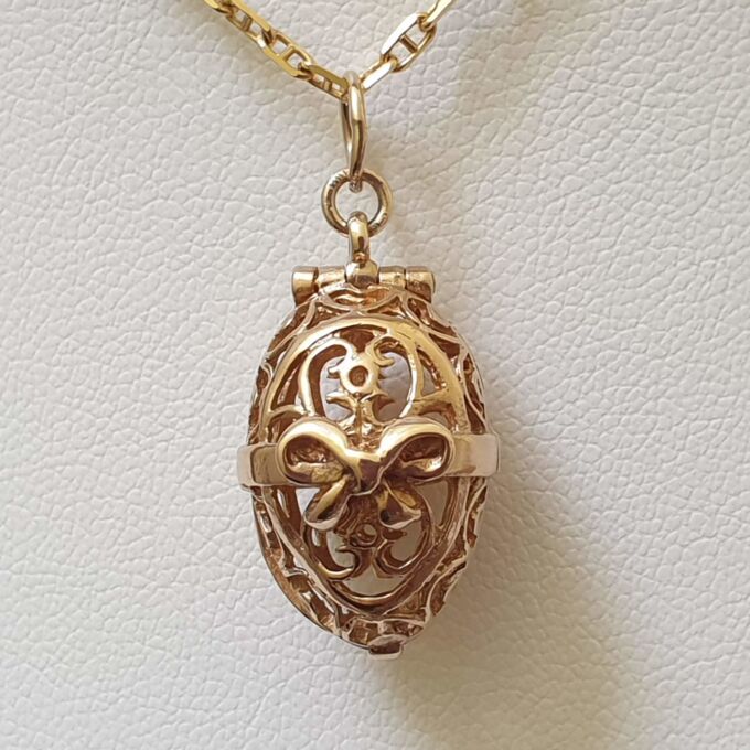 Reserved – Intricate Opening Egg Pendant in 9ct Gold.
