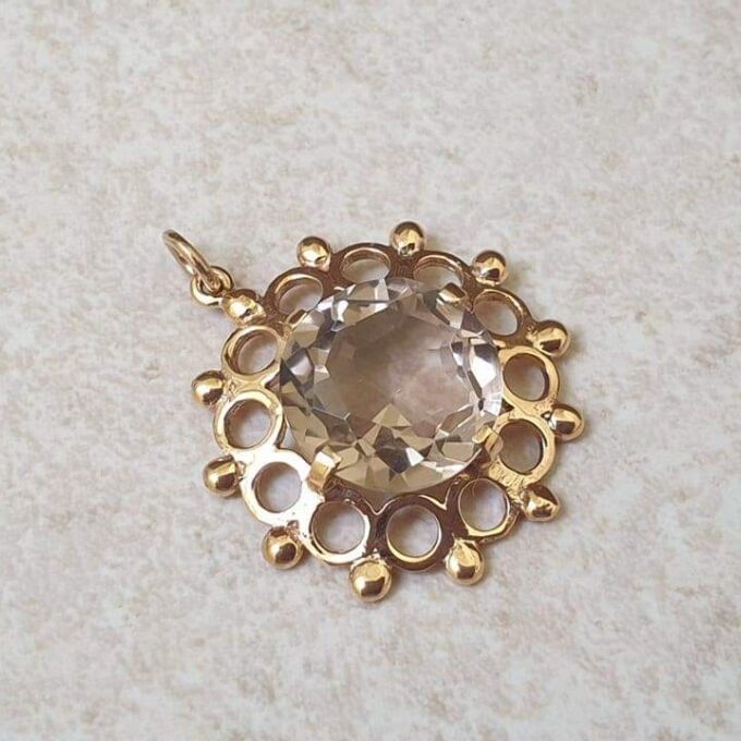 Pretty Quartz Pendant in 9ct Gold