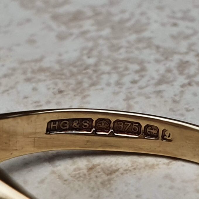 Simple Squared Signet Ring in 9ct Gold, a UK O or a US 7 1/2