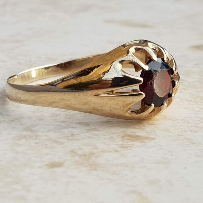 Bold Claw Set Garnet Ring in 9ct Gold, a UK S or a US 9 1/4.