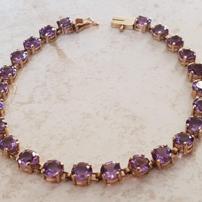 Amethyst Tennis Bracelet in 9ct Gold,  7 1/4 inches in length.