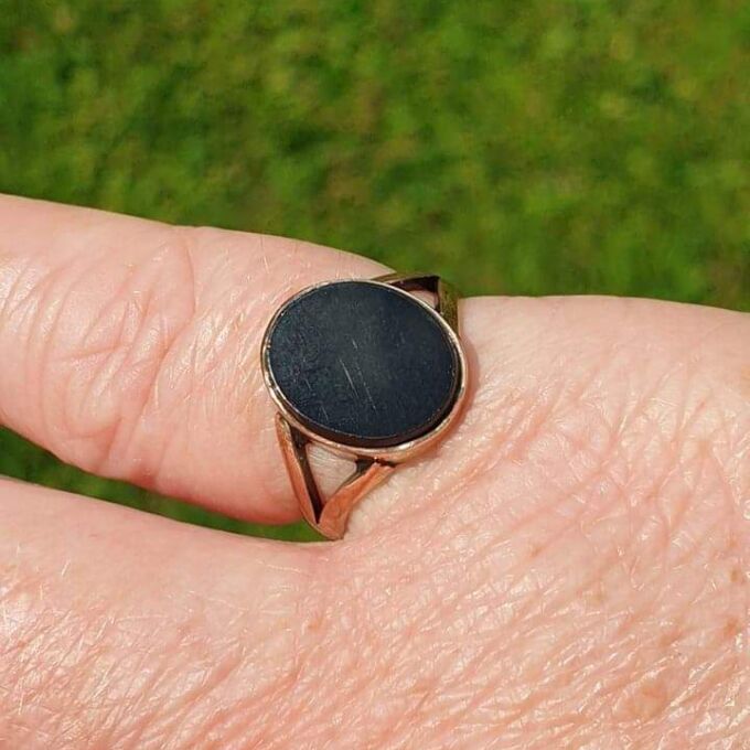 Onyx Solitaire Ring in 9ct Gold, a UK G or a US 3 1/2