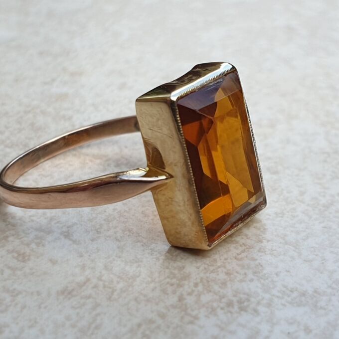 Citrine Coloured Paste Solitaire Ring in 9ct Gold, a UK O or a US 7 1/4
