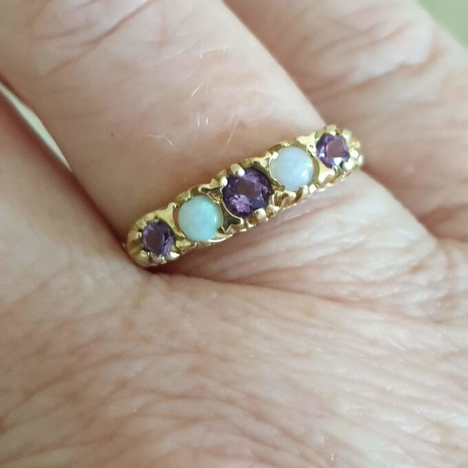 Amethyst and Opal Five Stone Ring in 9ct Gold, a UK O 1/2 or a US 7 1/2.