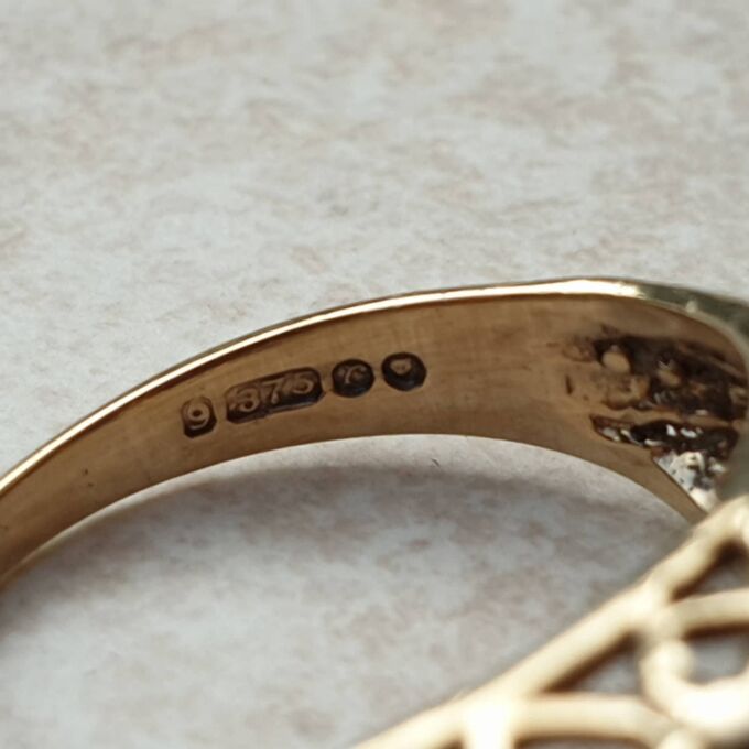 Amethyst Three Stone Ring I 9ct Gold, a UK J 1/2 or a US 5 1/4