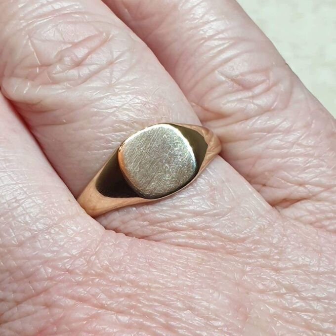 Simple Squared Signet Ring in 9ct Gold, a UK O or a US 7 1/2