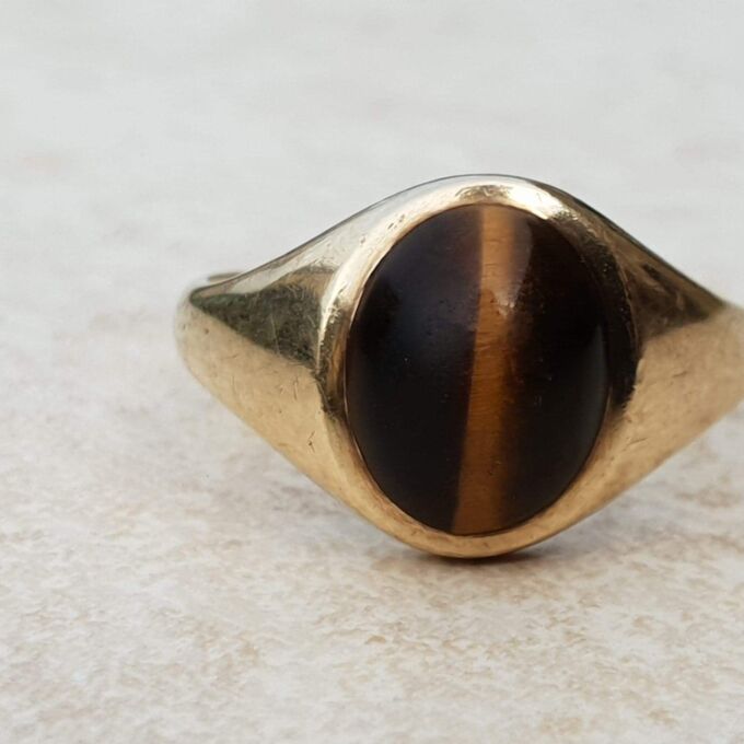 Tigers Eye Signet Ring in 9ct Gold, a UK N 1/2 or a US 7 1/4.