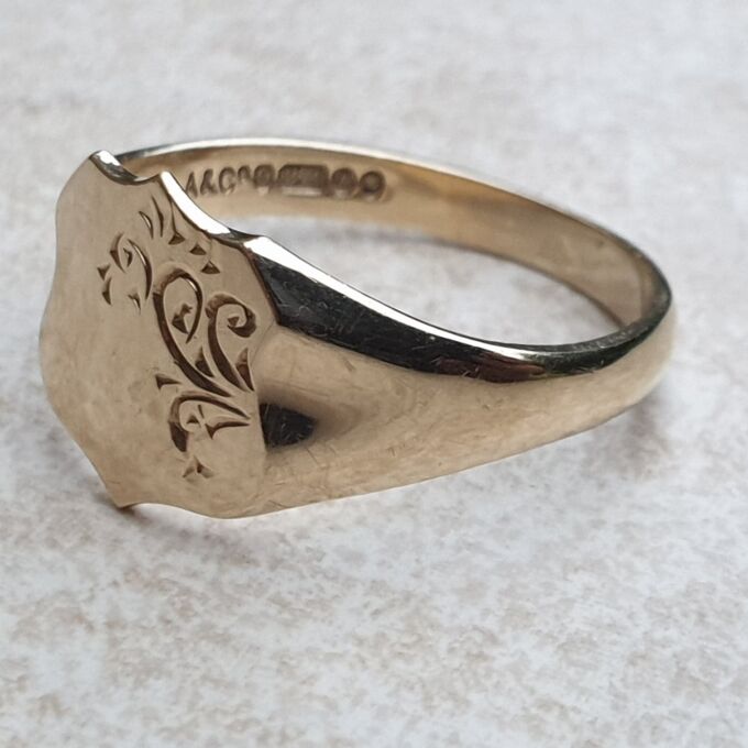 Engraved Shield Signet Ring in 9ct Gold, a UK W or a US 11 1/4