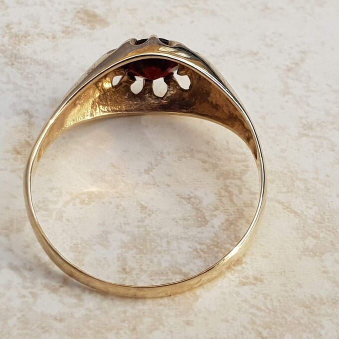 Bold Claw Set Garnet Ring in 9ct Gold, a UK S or a US 9 1/4.