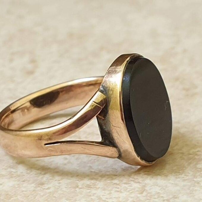 Onyx Solitaire Ring in 9ct Gold, a UK G or a US 3 1/2