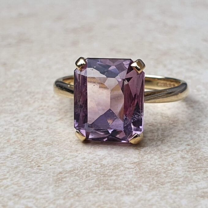 Amethyst Solitaire Ring in 9ct Gold.