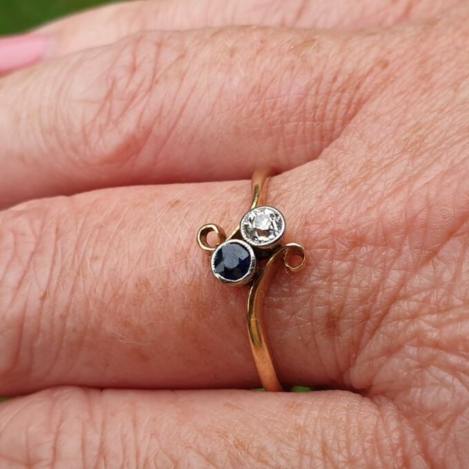 Diamond & Sapphire Moi et Toi Ring in 18ct Gold, a UK R or a US 9
