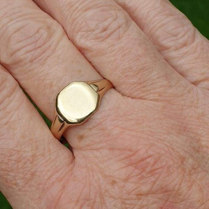 Simple Octagonal Signet Ring in 9ct Gold.