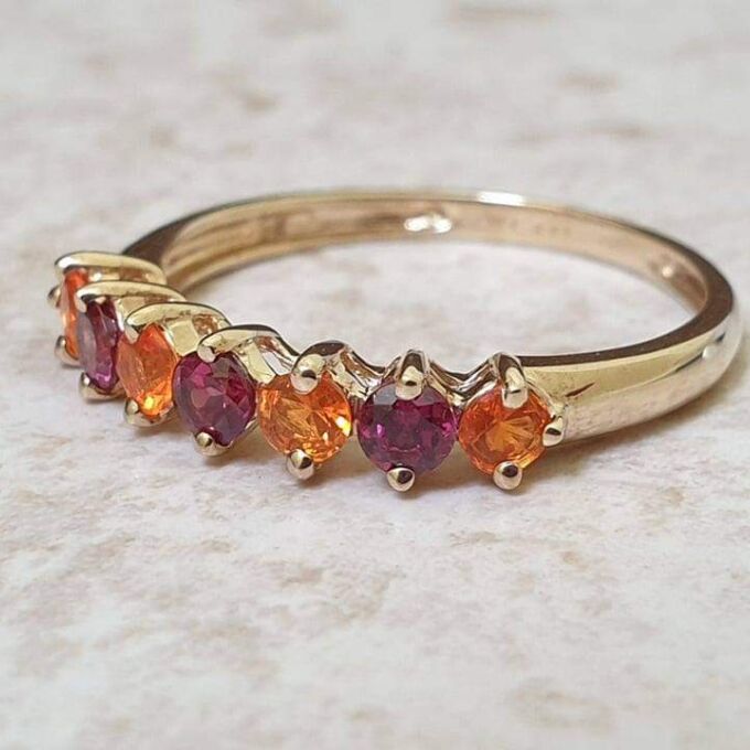 Gorgeous Garnet Ring in 9ct Gold.