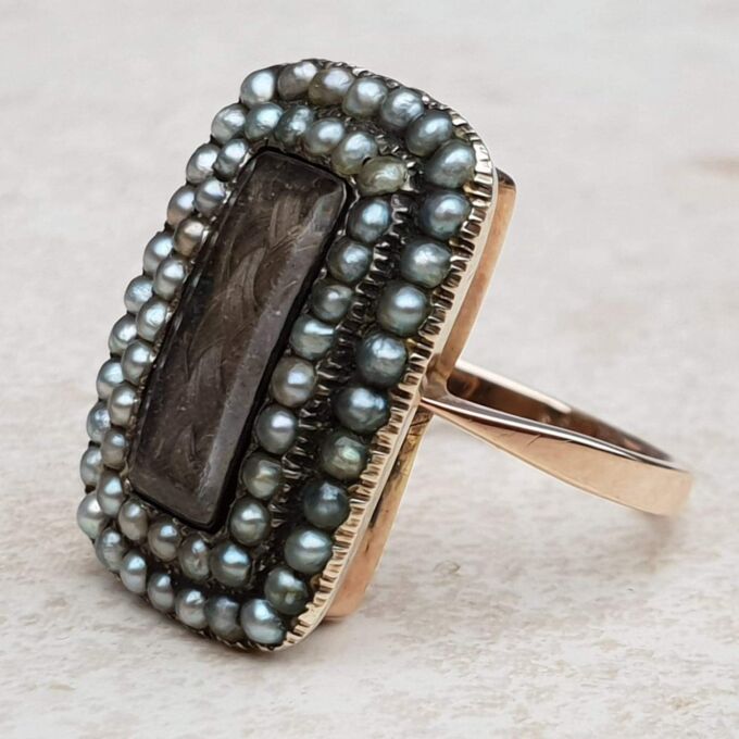 Antique Mourning Ring with Hair in 9ct Gold, a UK K 1/2 or a US 5 3/4.