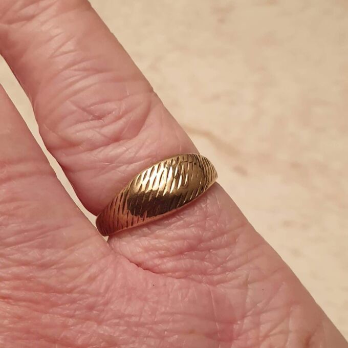 Textured Graduating Signet Ring in 9ct Gold, a UK I 1/2 or a US 4 3/4