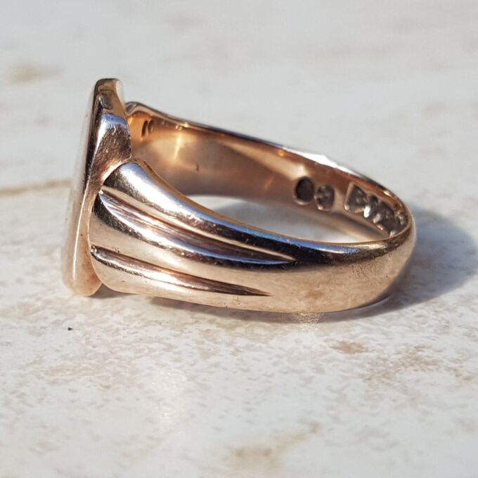 Adorable Antique Signet Ring in 9ct Rose Gold, a UK R 1/2 or a US 9 1/4.