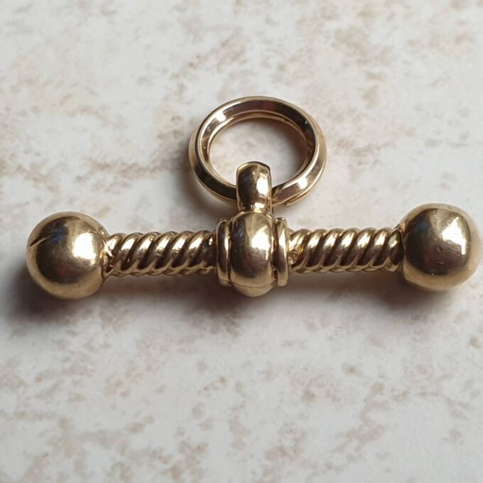Twisted Design T Bar Fob Pendant in 9ct Gold.
