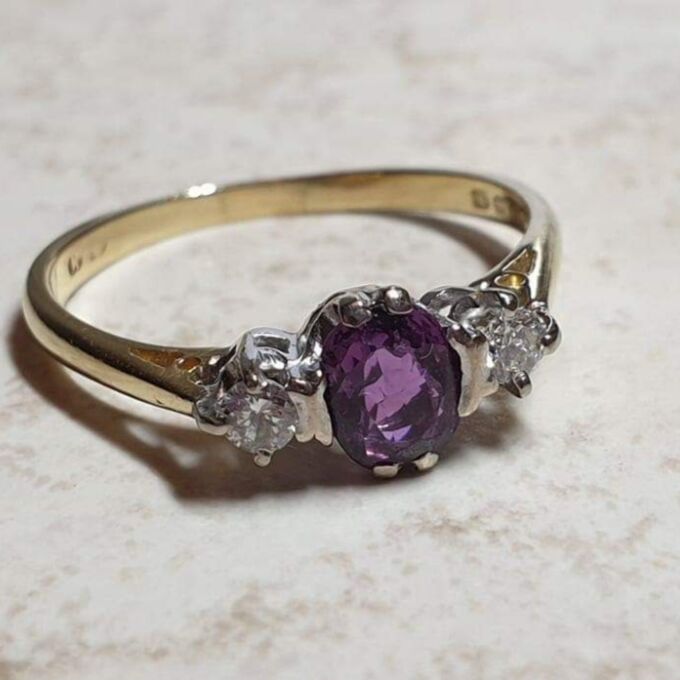 Purple Sapphire and Diamond Ring in 18ct Gold, a UK M 1/2 or a US 6 1/2.