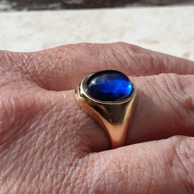 Synthetic Sapphire Cabochon Signet Ring in 9ct Gold, a UK P 1/2 or a US 8.